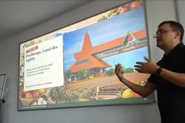 Joni Hoppen durante sua primeira apresentação em alemão na Alemanha, mostrando Fraiburgo, a Terra da Maçã