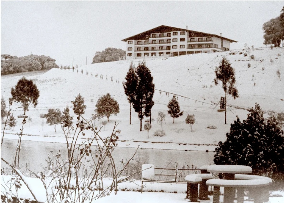 Hotel Renar coberto de neve em foto histórica